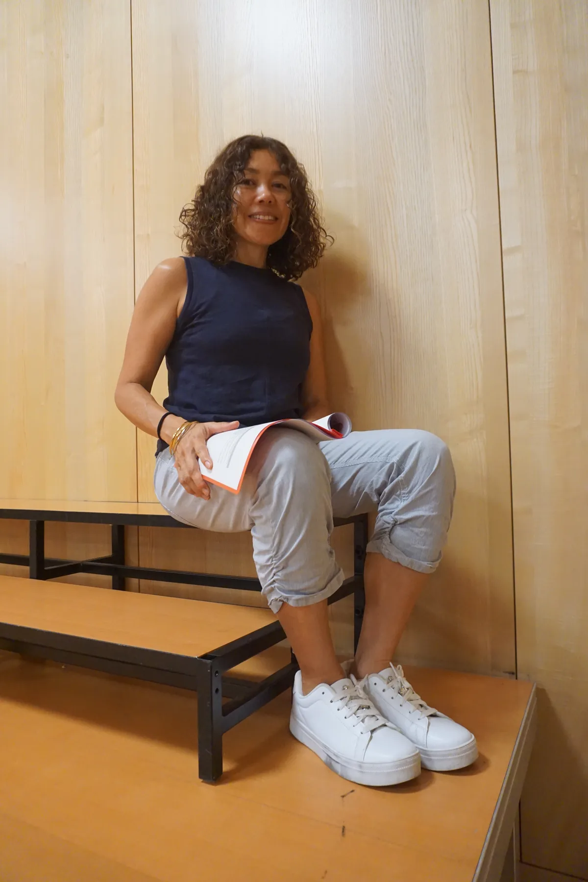 Frau mit grauen Hosen sitzt